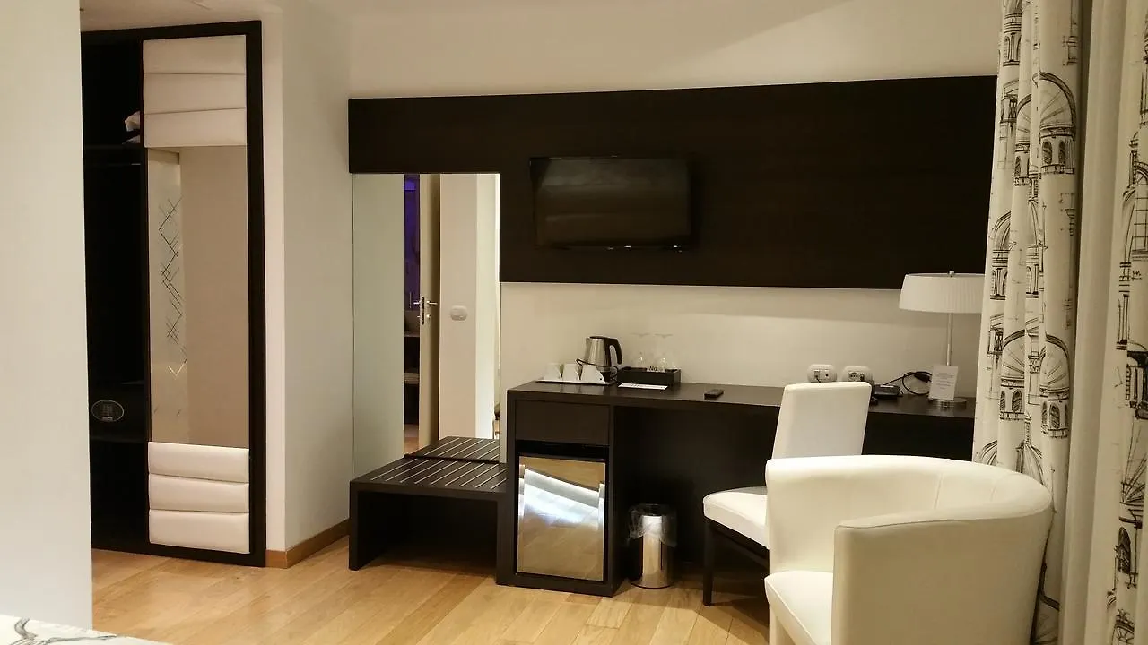 At Forty-One Roma Otel